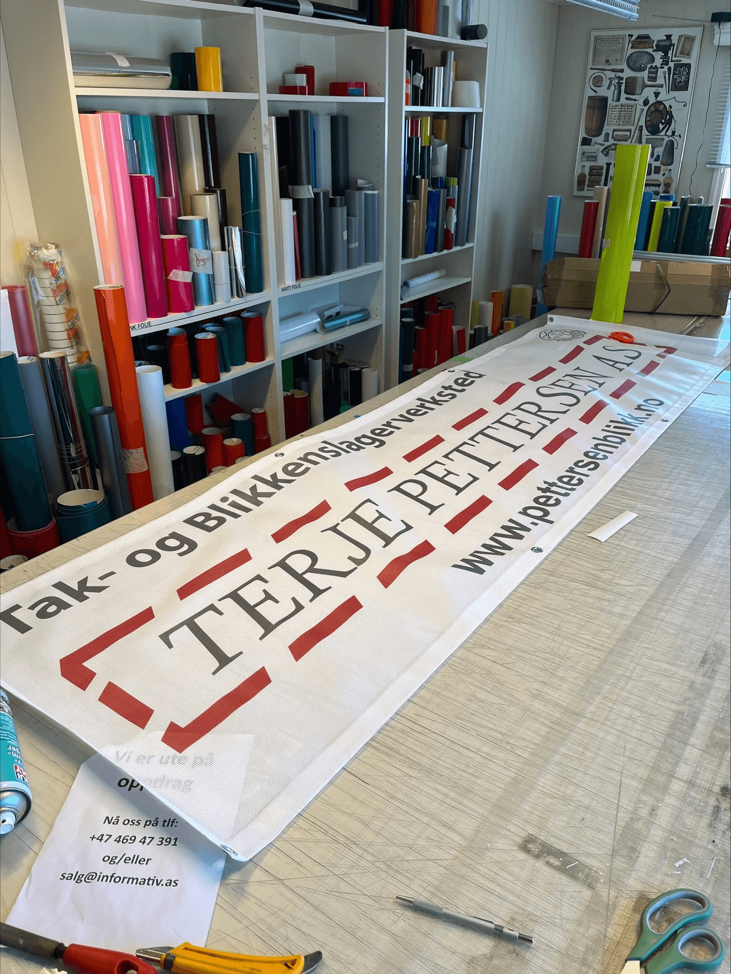 Produksjon av banner i verkstedet hos Informativ Reklame