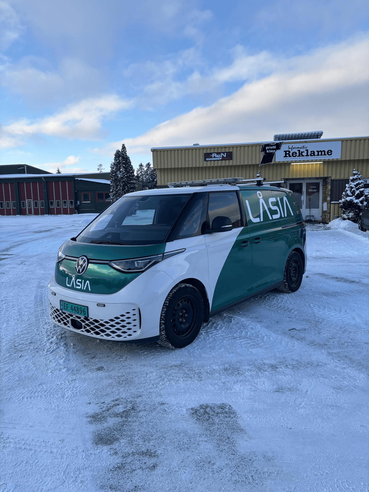 Varebildekor for LÅSIA – Volkswagen ID. Buzz levert av Informativ Reklame