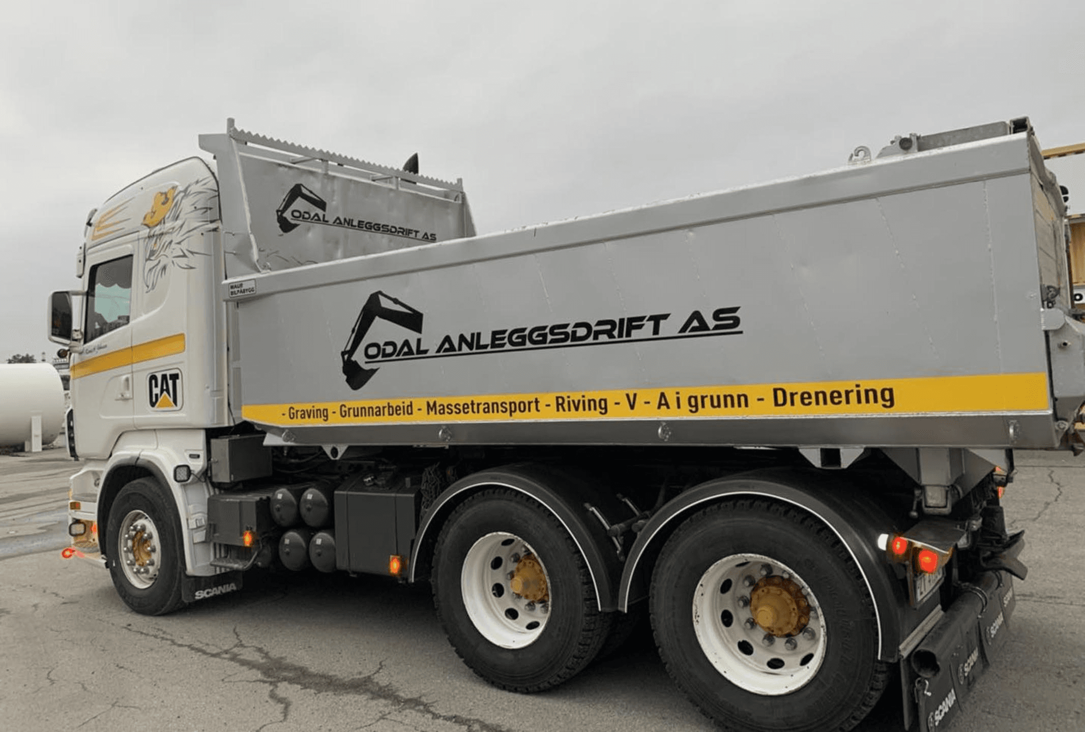 Bildekor for Odal Anleggsdrift AS - Scania lastebil med firmaprofil