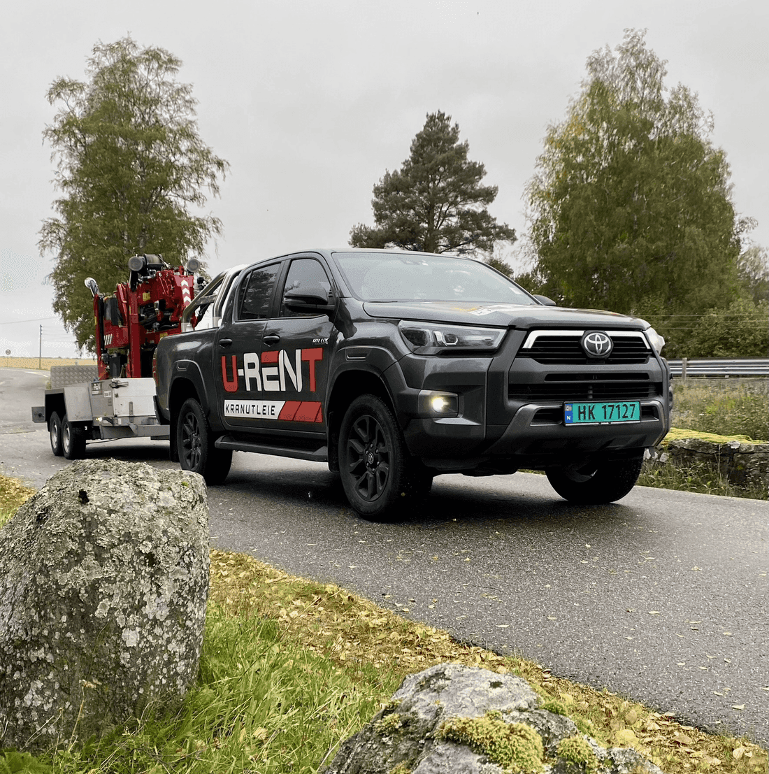 Bildekor for U-Rent Kranutleie – Toyota Hilux med firmaprofil