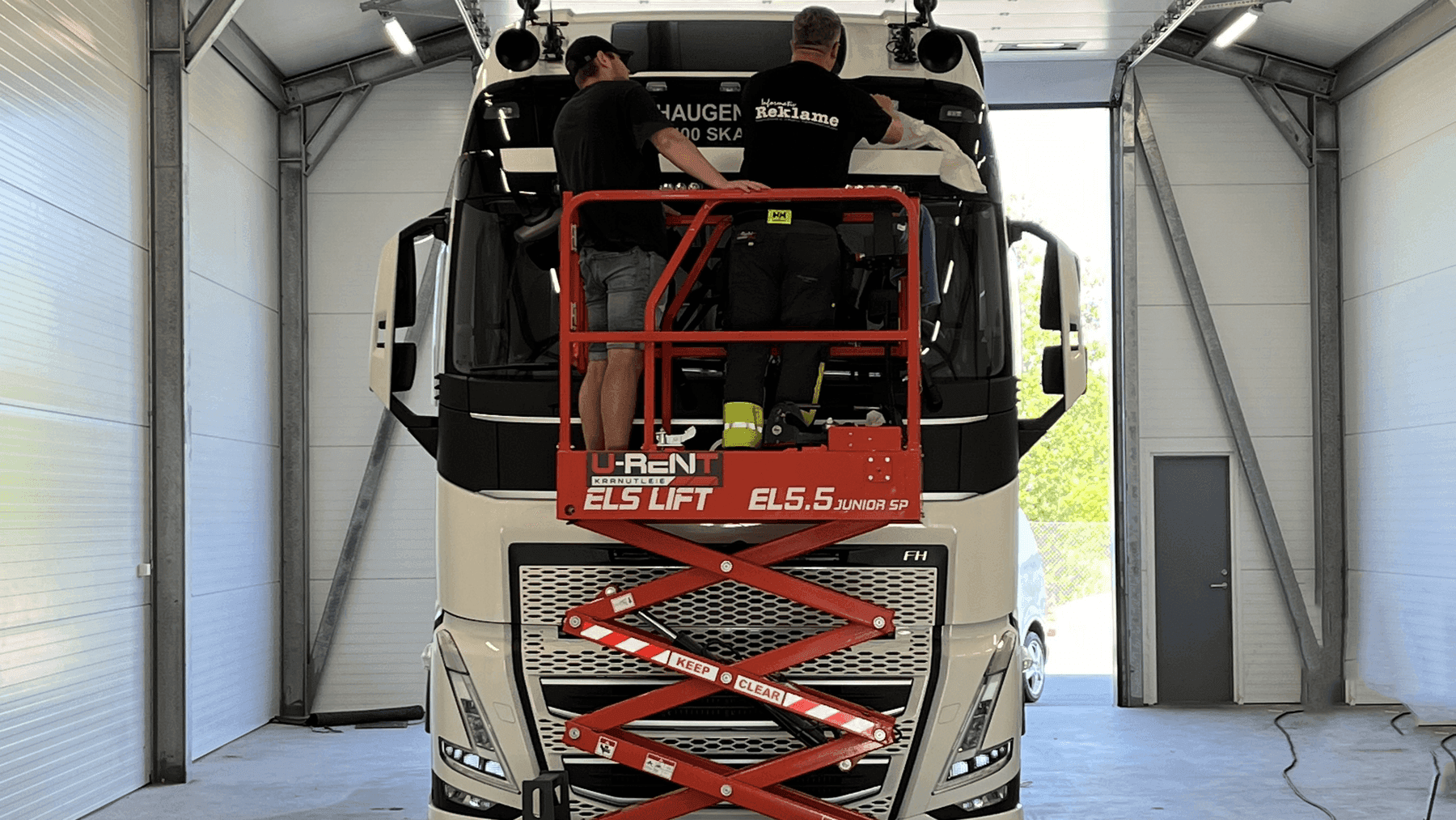 Montering av lastebildekor i verksted