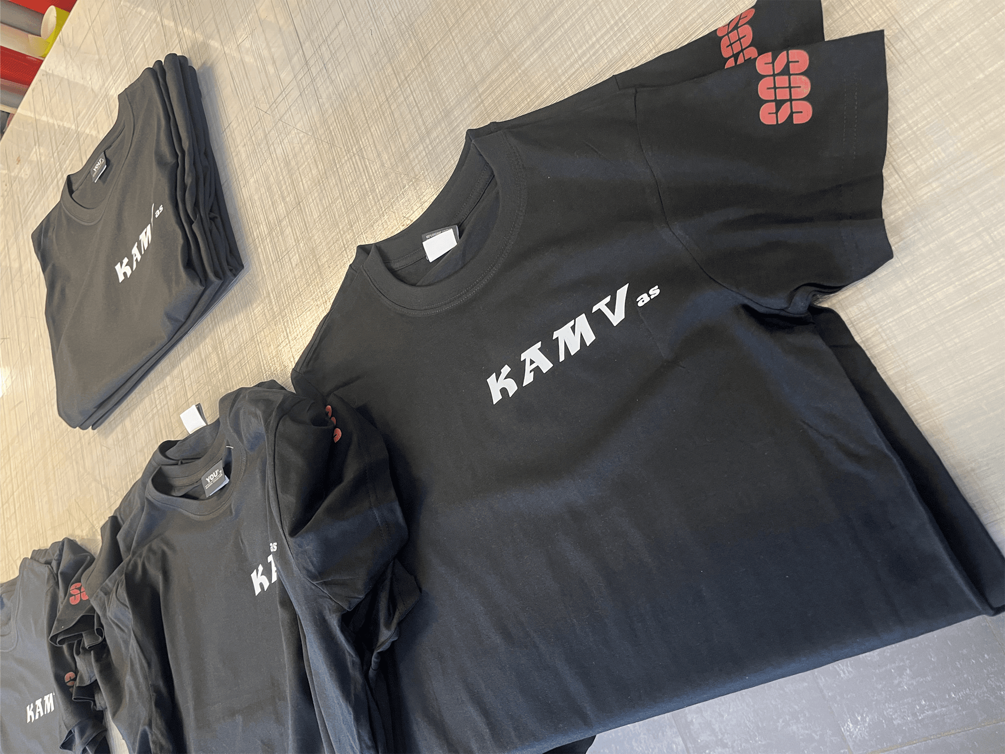 Profilklær med trykk for KAMV AS - Klær og arbeidstøy fra Informativ Reklame